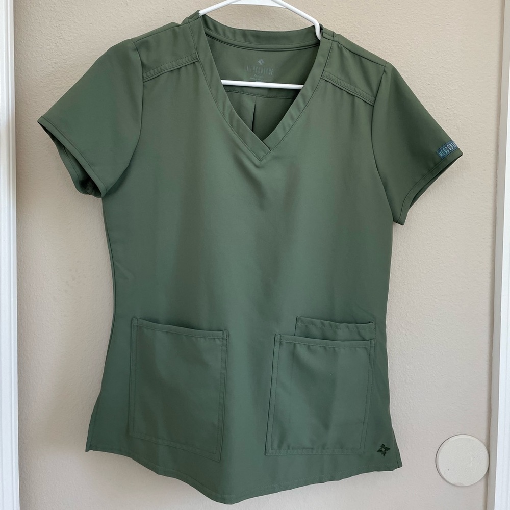 Med Couture Olive 3-Pocket V-Neck top, size XS